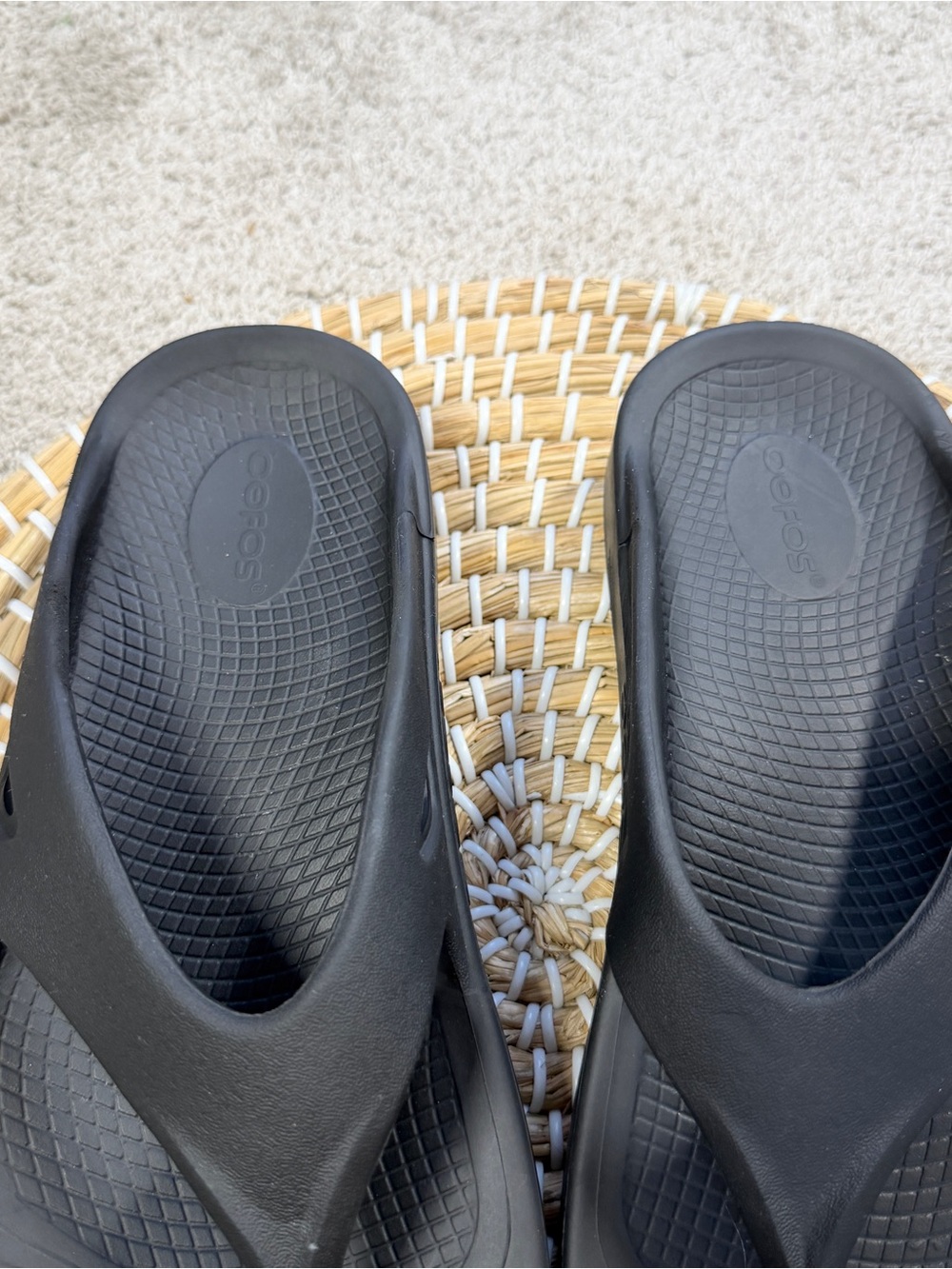 OOFOS Women’s OOriginal Recovery Lightweight Thong Flip Flop Sandals in Black 10 - Picture 3 of 13